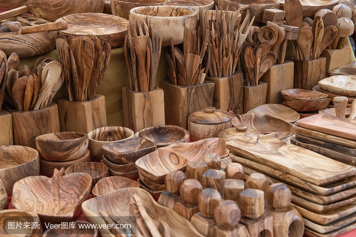 勺子、叉子、厨具和其他厨房用具,用各种木材制成