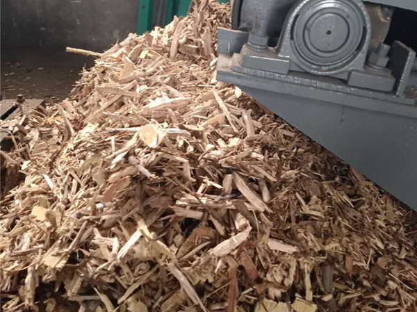 移动一体式综合木材粉碎机,可以消除部分分体组件的繁杂场地基础设施